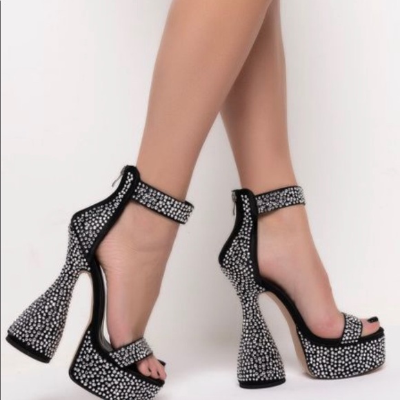 MY PLACE OR YOURS CHUNKY SANDAL IN BLACK - Picture 1 of 5